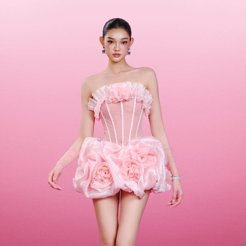 越南小众品牌MOULINROSE 2026年春季新款丝光粉色花苞抹胸裙