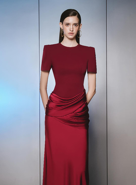 越南小众WHITEPLAN 2025年秋季新款明艳大气红色光泽感缎面长裙