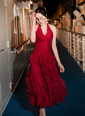 越南品牌SO VINTAGE 2025年冬季新款御姐红色挂脖荷叶边连衣裙