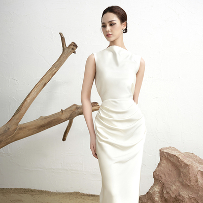 越南小众品牌DENIO 2026年夏季新款雅致洁白顺滑缎面高腰长裙