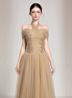越南小众品牌CHOU PHAN 2025年秋季新款卡其色碎钻挂脖礼服裙