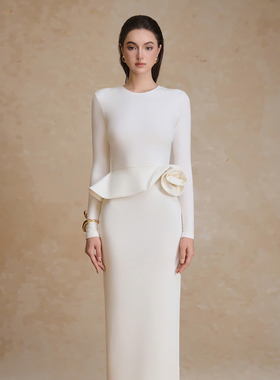 越南小众品牌ARTI 2025年冬季新款云感舒适贴身圆领白色立体套装