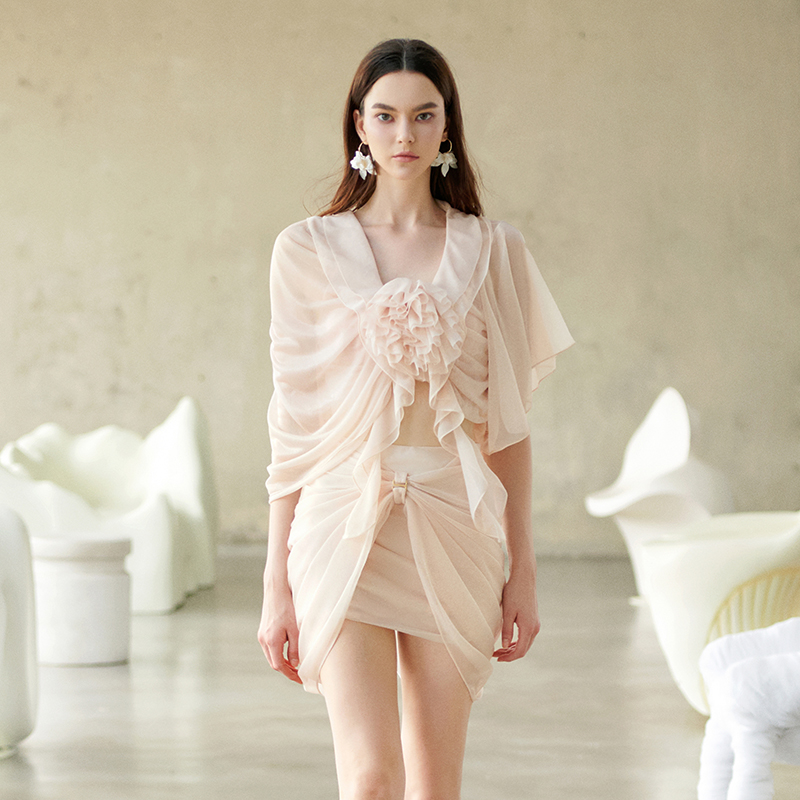 越南小众MUSTHAVE 2025年夏季新款轻盈自然米色花朵套装裙