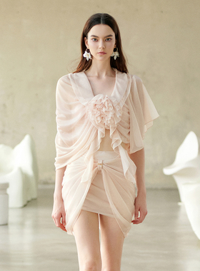 越南小众MUSTHAVE 2025年夏季新款轻盈自然米色花朵套装裙