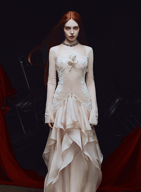 越南品牌LA VIERGE 2025年冬季新款清冷温柔肤色光泽长裙