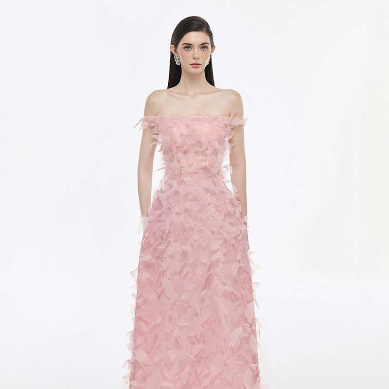 越南JOSEPHINE 2025年春季新款一见倾心粉色花瓣高腰露肩长裙