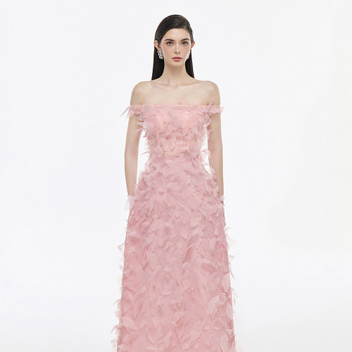 越南JOSEPHINE 2025年春季新款一见倾心粉色花瓣高腰露肩长裙