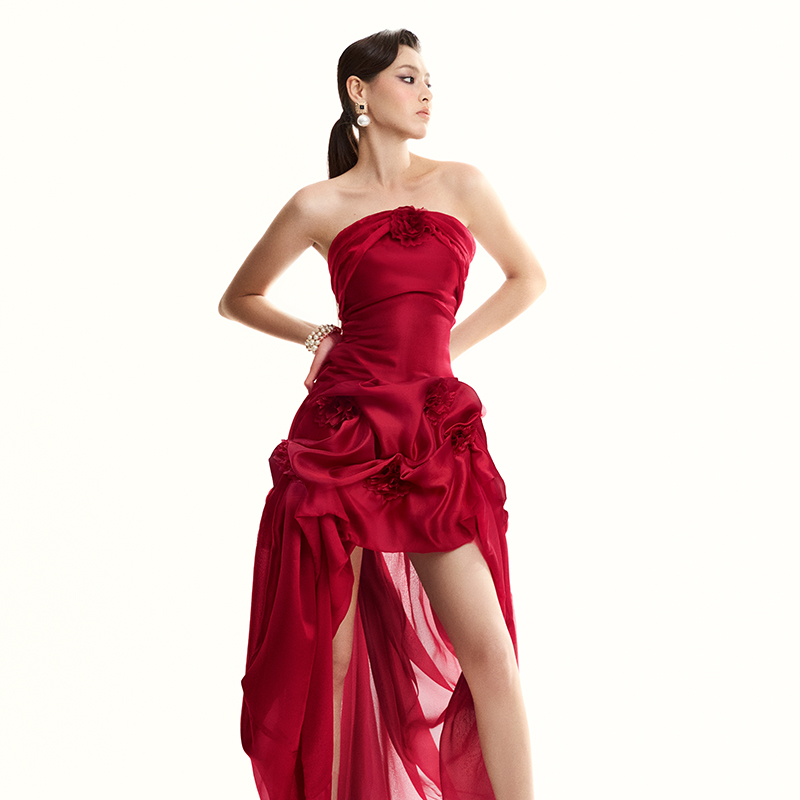 越南小众MUSTHAVE 2024年冬季新款明媚时尚红色光泽感缎面抹胸裙
