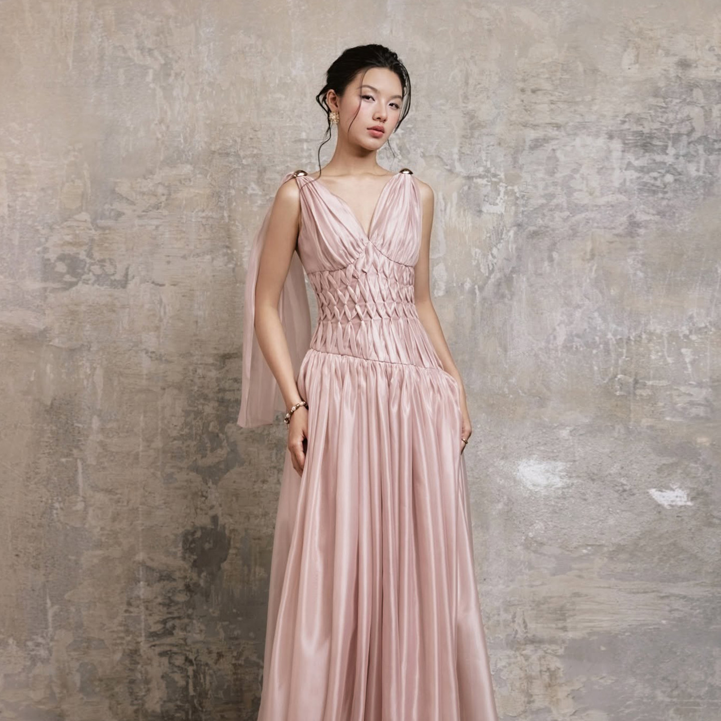 越南品牌JENNIE CHOO 2026年夏季新款琉光粉色v领礼服裙
