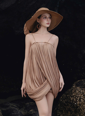 越南小众DARLING DIVA 2025年春季新款压褶设计感拉色挂脖裙