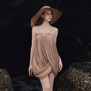 越南小众DARLING DIVA 2025年春季新款压褶设计感拉色挂脖裙