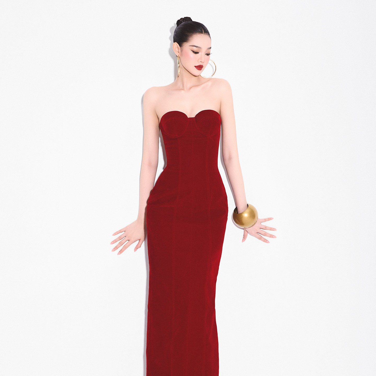 越南小众品牌MAEL 2026年春季新款御姐风魅力丝绒红抹胸包臀裙