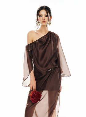 越南小众MUSTHAVE 2025年秋季新款美拉德复古咖色弹力斜肩连衣裙