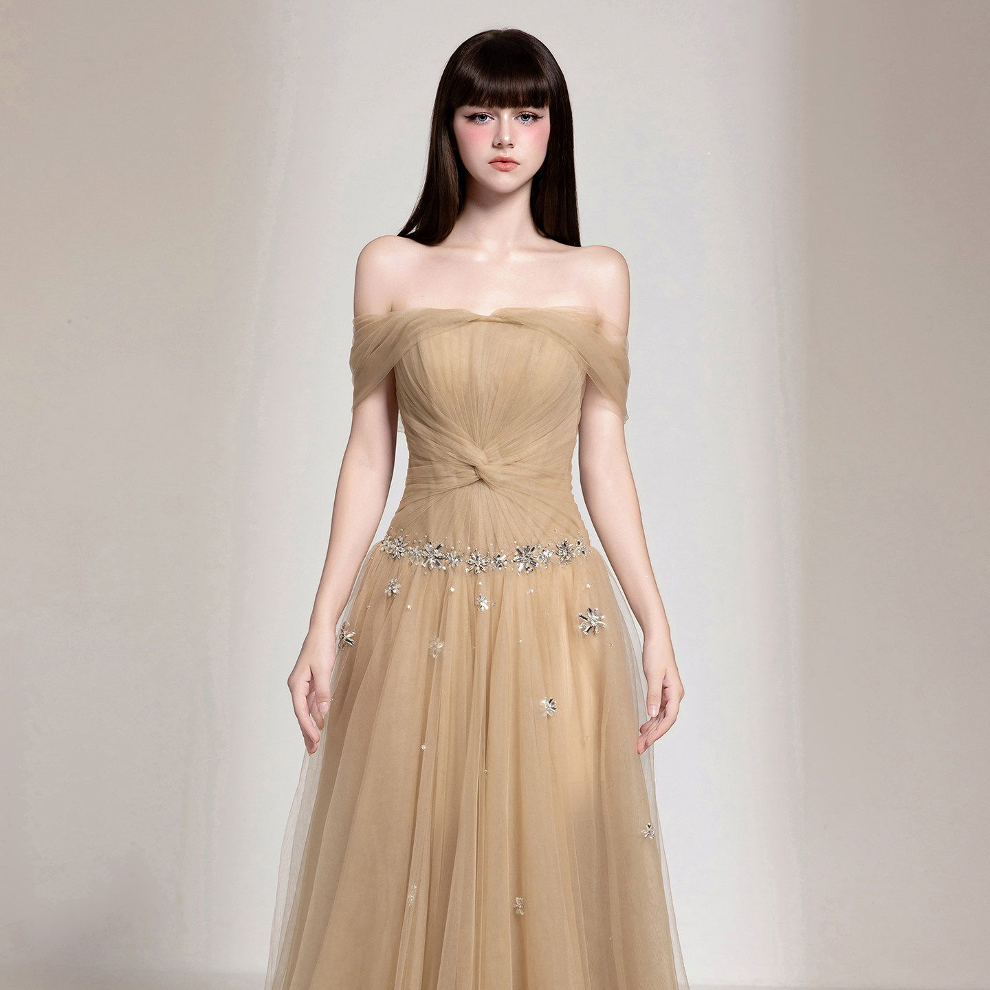 越南小众品牌CHOU PHAN 2025年秋季新款温柔卡其色水钻抹胸裙