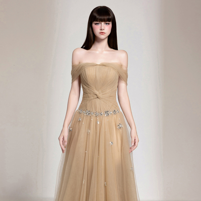 越南小众品牌CHOU PHAN 2025年秋季新款温柔卡其色水钻抹胸裙