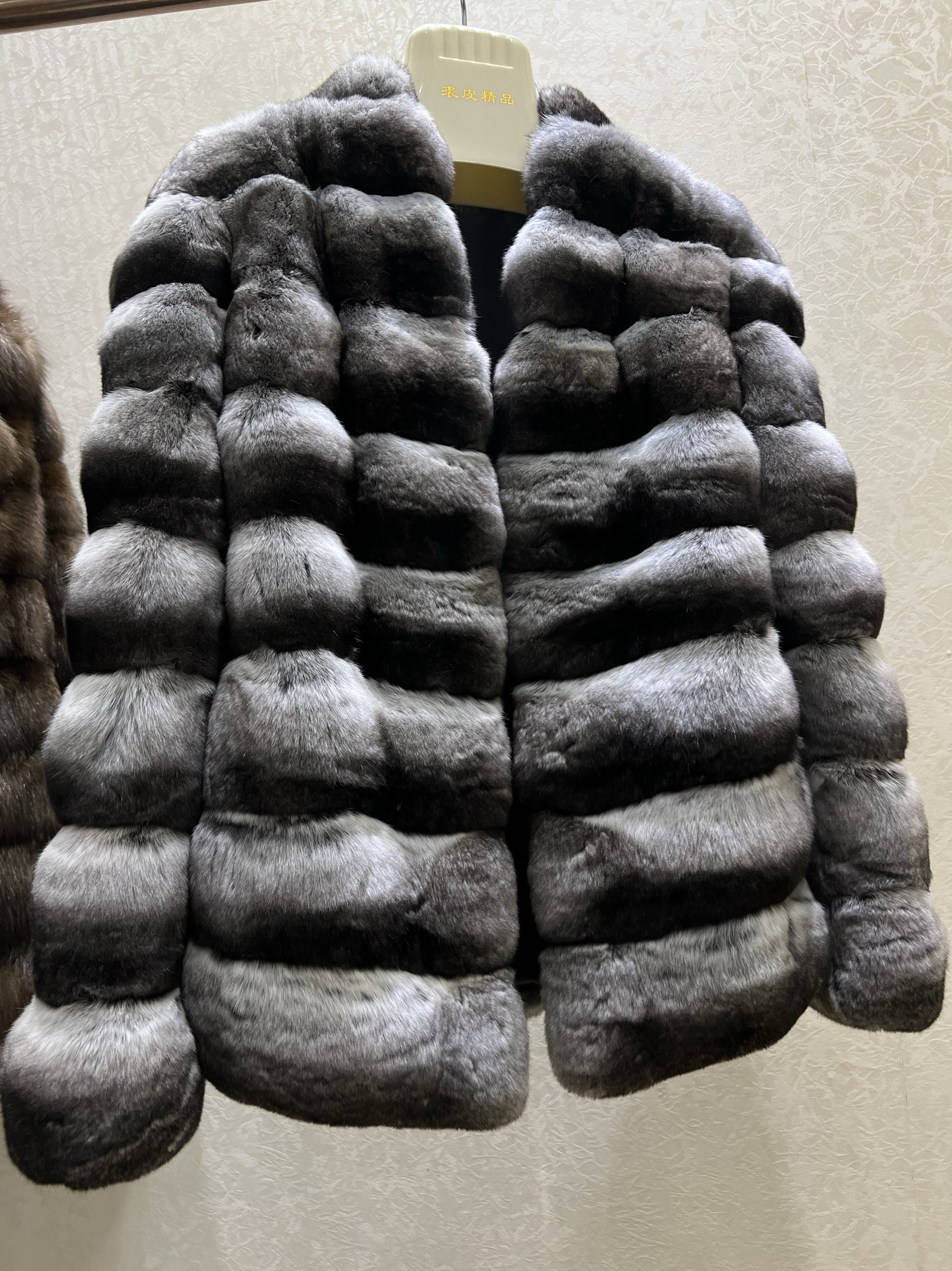 定制新款进口美栗鼠龙猫皮草外套女短款v领青紫蓝皮草外套