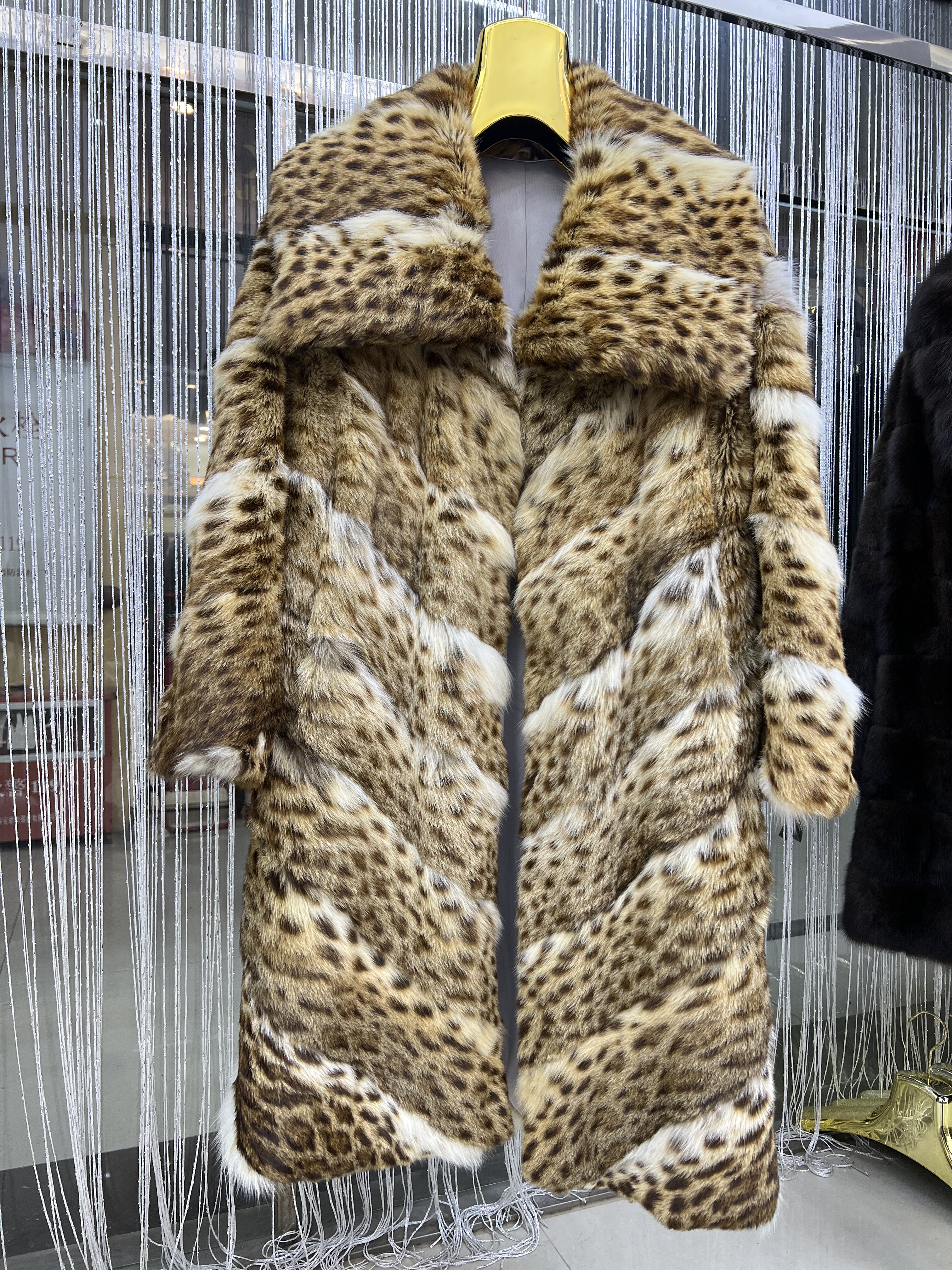 高端奢品猞猁长款皮草外套进口山猫大翻领领时尚2025新款裘皮上衣