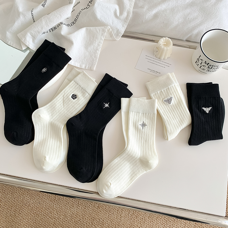 黑白色小香风纯棉中筒袜