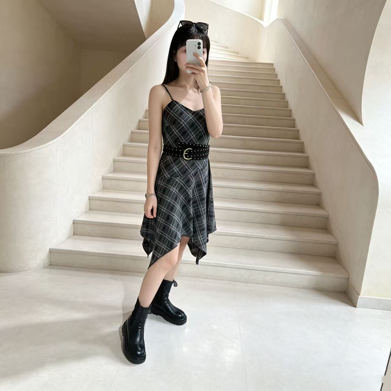 【王小花】早秋辣妹连衣裙 灰格吊带款，不规则下摆裙超显身材