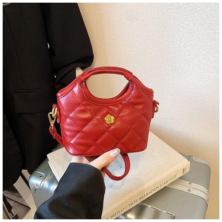 小香风红色手提包包2026新款网红洋气小女孩斜挎包女童公主拜年包