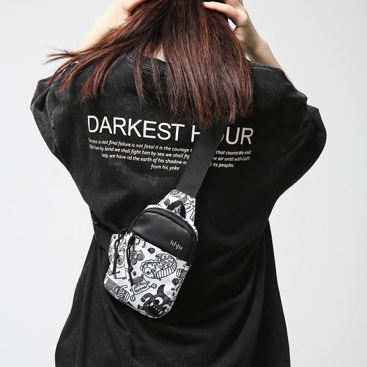 日系涂鸦潮流胸包女包包2025新款时尚小众手机包小挎包帆布斜挎包