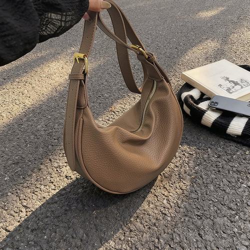 今年流行包包女2025新款高级感百搭单肩包美拉德风复古斜挎饺子包