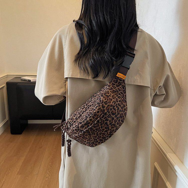 时尚豹纹帆布大容量胸包女2025新款潮牌斜挎饺子包轻便潮流腰包男,箱包皮具/热销女包/男包,胸包,淘宝优惠券,粉丝福利购,淘宝优惠卷