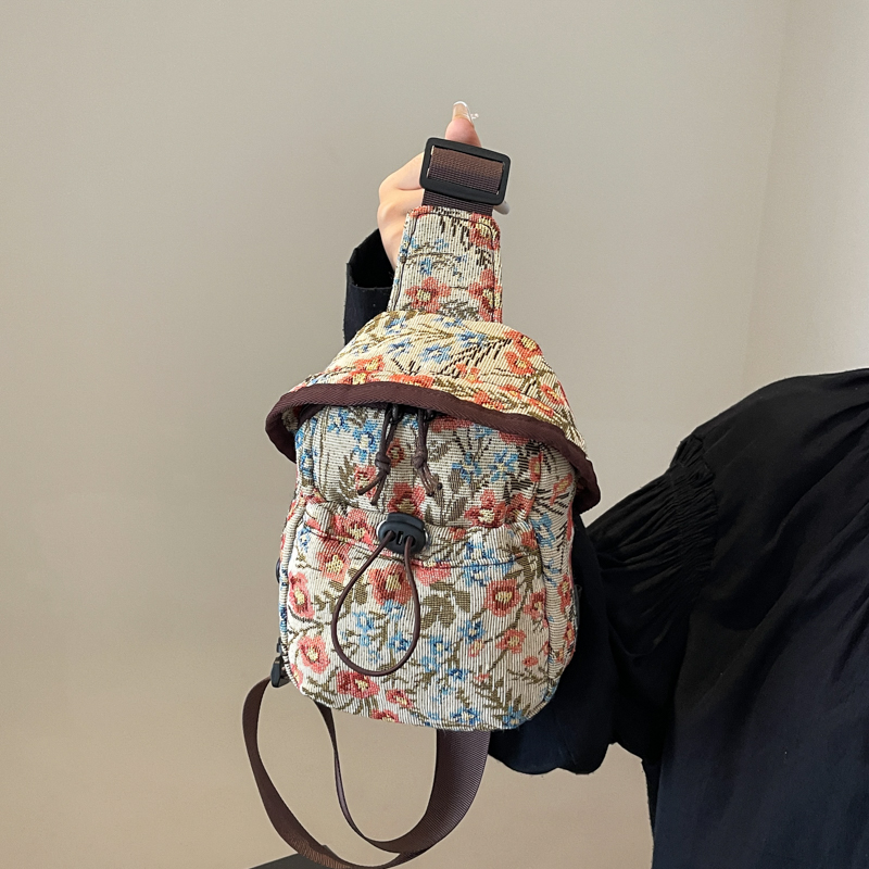 女生包包流行2024撞色手机