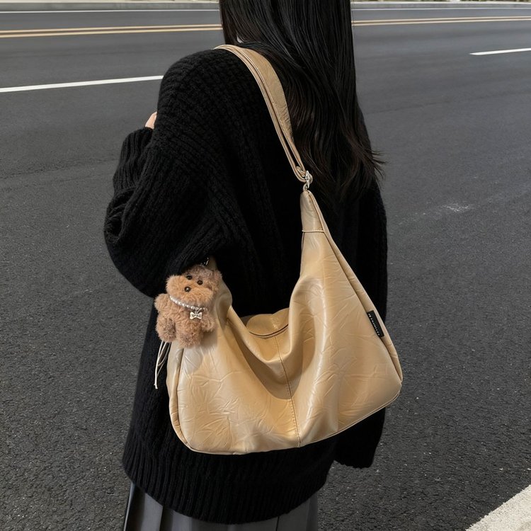 2025秋季新款通用款女包棕色加挂件托特包2025年冬季卡其色加挂件