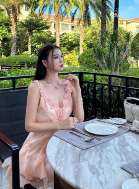 Elyssa 香槟粉缎面纱荷叶拼接蕾丝花朵V领名媛气质吊带连衣裙女夏