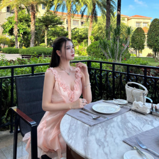 Elyssa 香槟粉缎面纱荷叶拼接蕾丝花朵V领名媛气质吊带连衣裙女夏