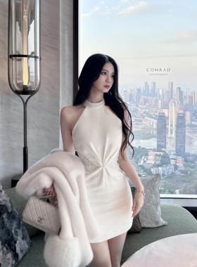 Elyssa 精致名媛白色钉珠拼接西装挂脖性感连衣裙女皮草内搭裙冬