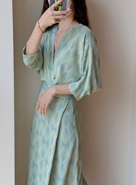 左方露原创设计菱形格国风新中式连衣裙蝙蝠袖收腰V领小众设计 秋