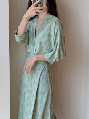 新中式V领菱形格连衣裙