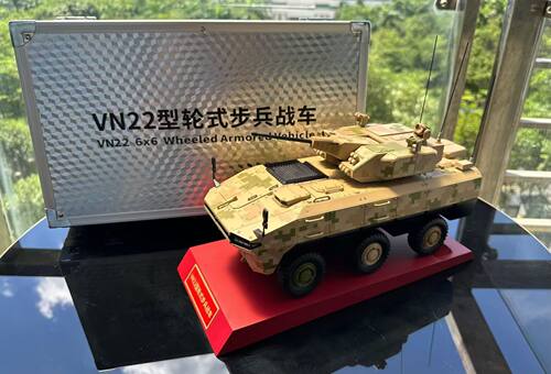 1:24中国VN22新型轮式步兵战车模型合金仿真装甲车退伍礼物纪念品
