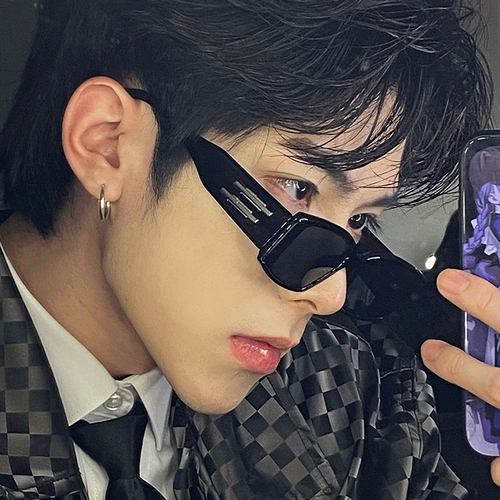 Прямоугольные солнцезащитные очки в стиле хип-хоп на солнечной энергии, изысканный стиль, в американском стиле, популярно в интернете, защита от ультрафиолета