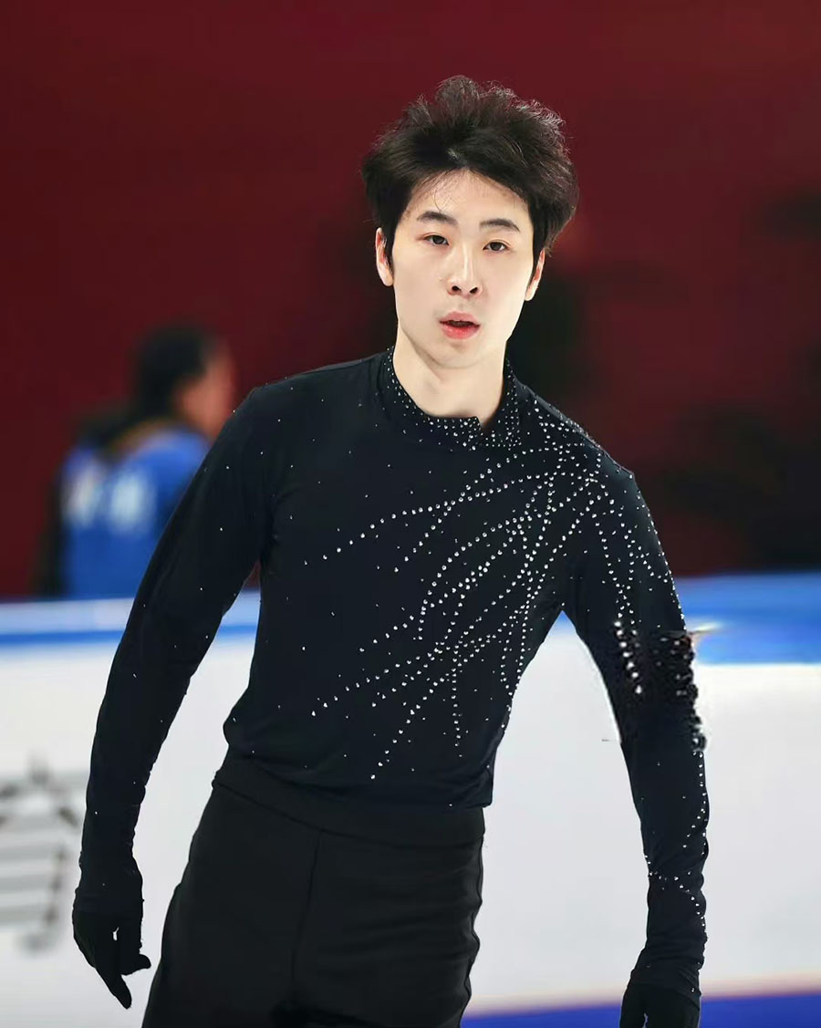 冰之灵花样滑冰考级表演 黑色线条金博洋同款 男孩考斯滕