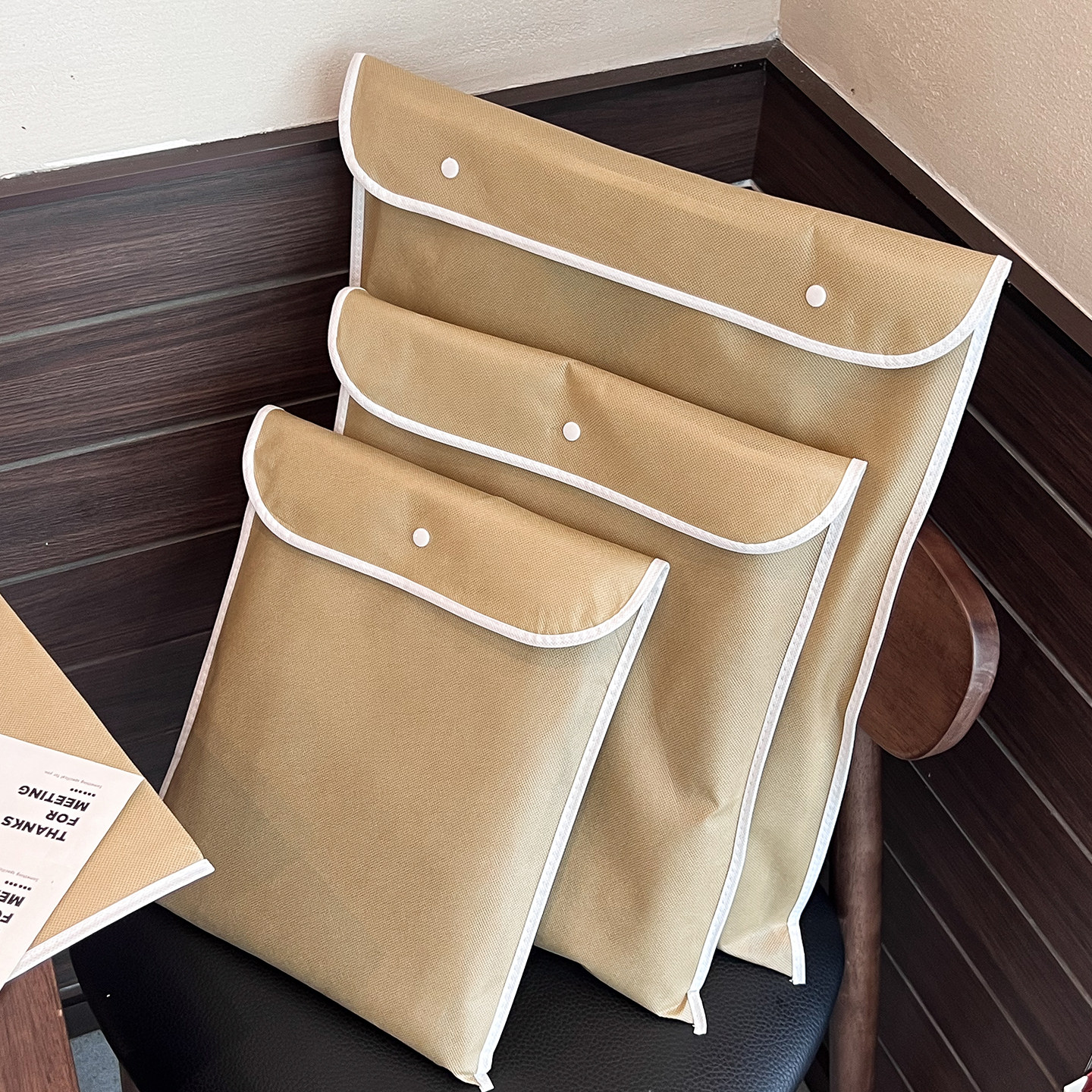 新款卡其色无纺布包装袋服装店衣服防尘袋车缝包边按扣袋定制logo,包装,包装袋,淘宝优惠券,粉丝福利购,淘宝优惠卷