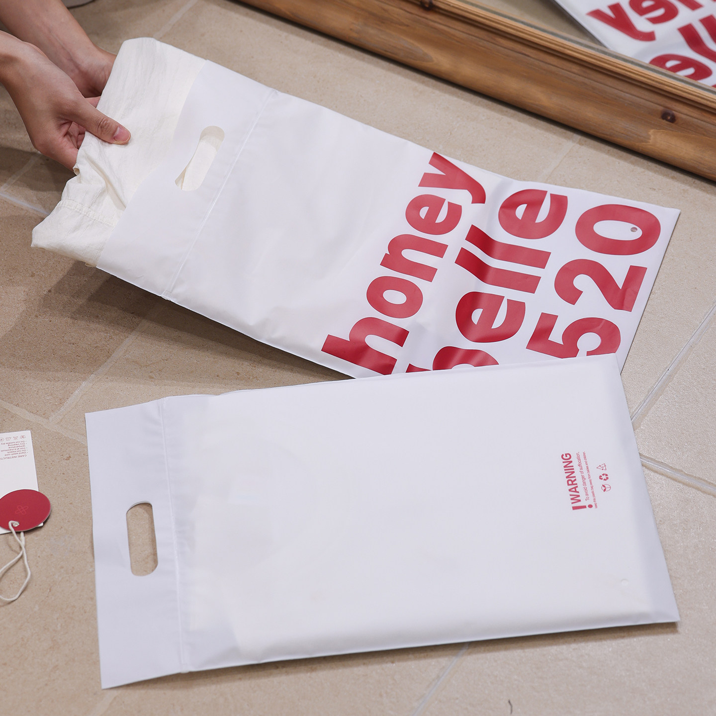 乳白色服装包装袋磨砂塑料自封袋定制衣服防水软骨挖口自封袋商用
