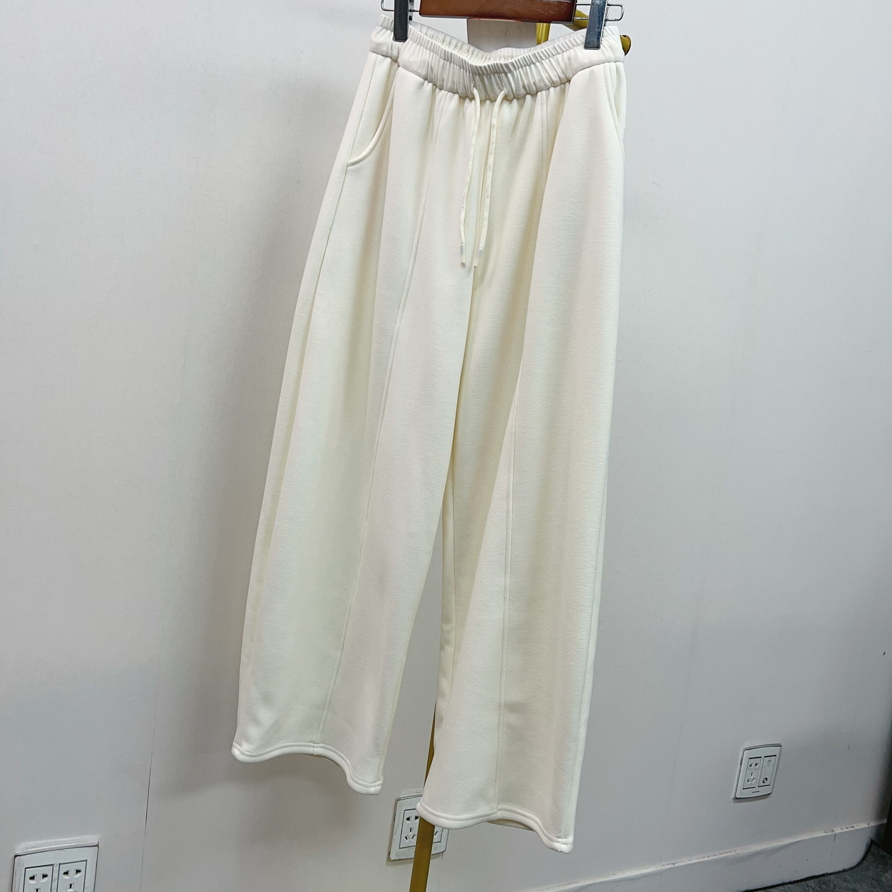 加绒弯刀裤加厚女裤加绒卫裤宽松休闲百搭松紧腰抽绳直筒裤长裤