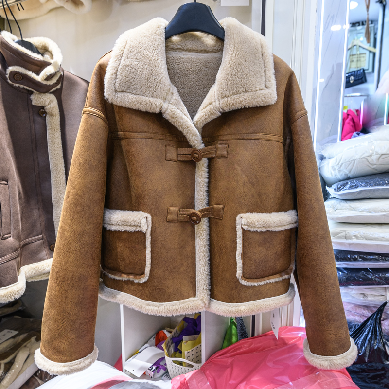 麂皮绒毛一体盘扣厚外套