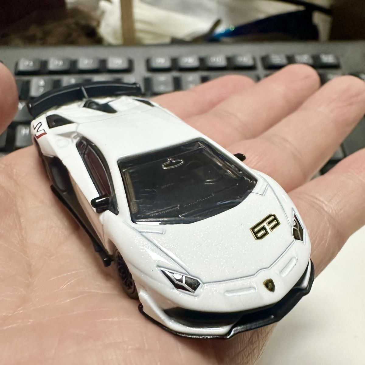 CCA 1:64 兰博基尼Aventador SVJ 合金铁底避震滑行车模正版授权
