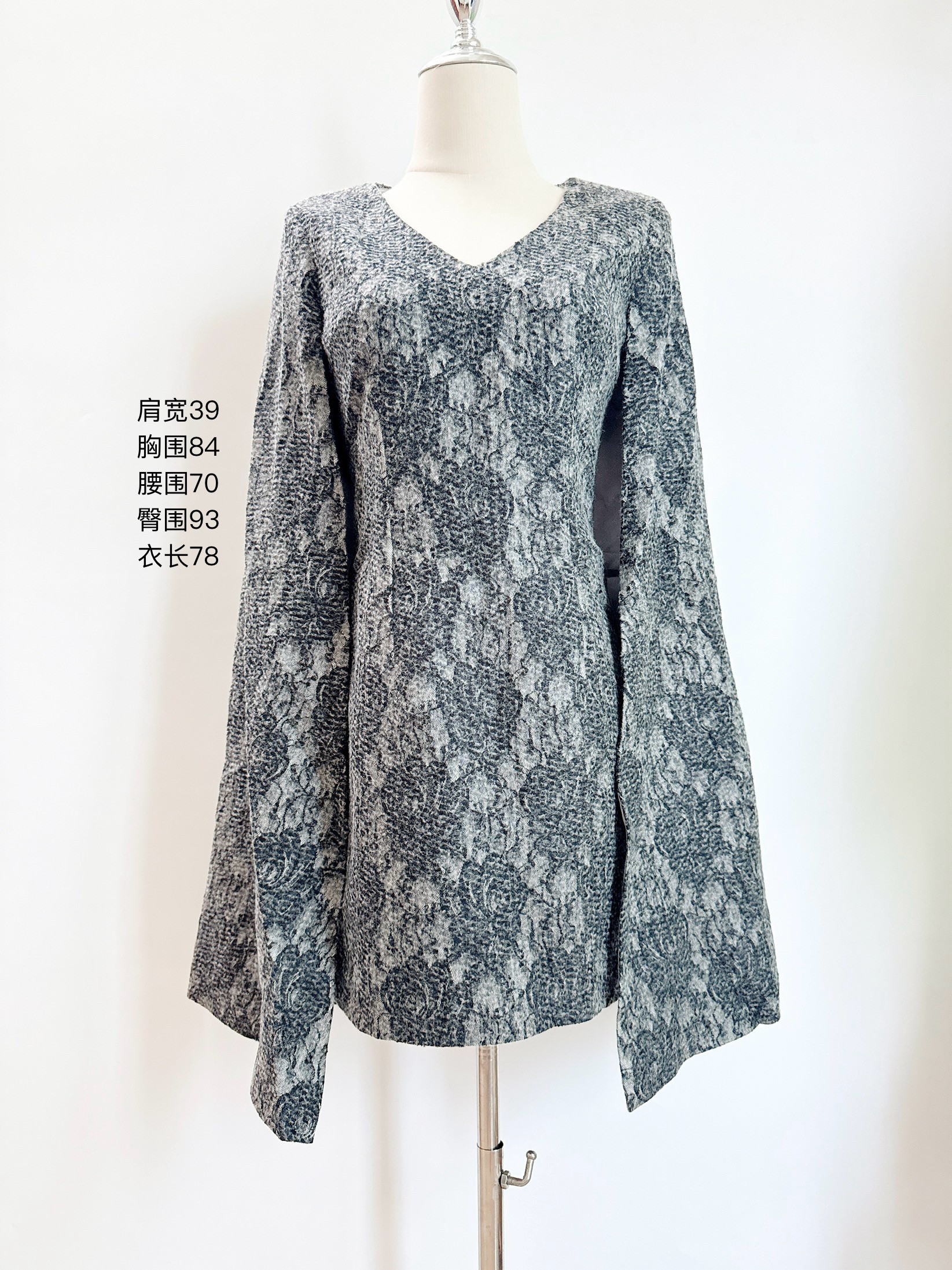不退换】绒毛花式图案斗篷连衣裙