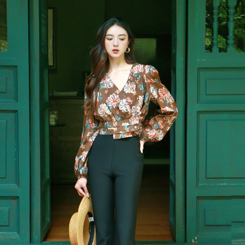 juju定制秋季长袖上衣V领碎花衬衫港风复古设计感短款衬衣气质女