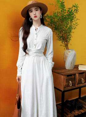 JUJU白茶清欢早秋新款通勤知性风白色条纹连衣裙女长袖衬衫裙长裙