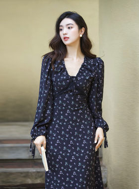 法式春秋新款黑色碎花连衣裙女长袖气质仙女收腰显瘦V领法式长裙