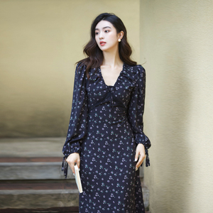 法式春秋新款黑色碎花连衣裙女长袖气质仙女收腰显瘦V领法式长裙