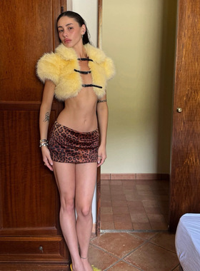 “今天是气质辣妹”浅黄色彼得潘领短袖人造皮草外套露脐毛坎肩