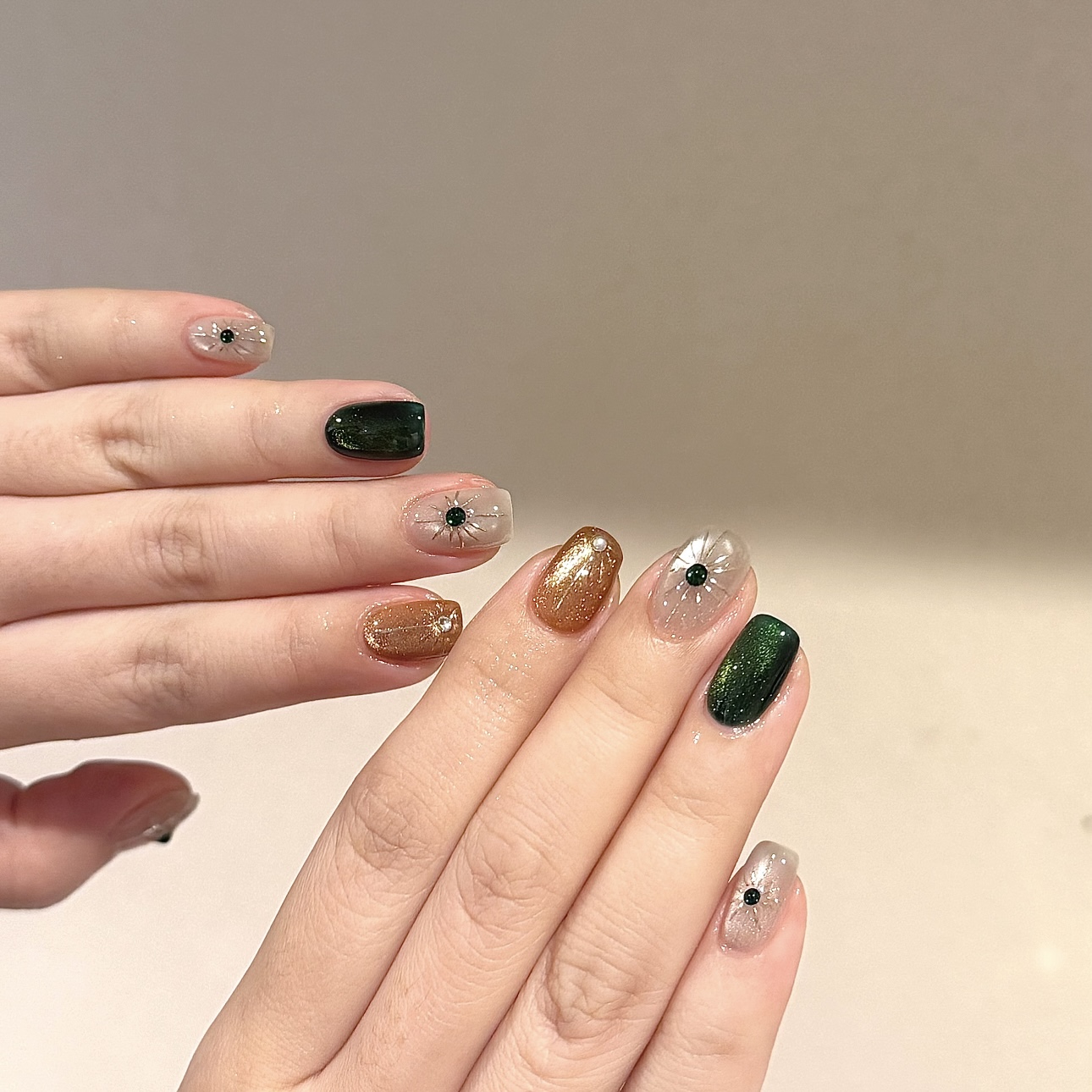 手工穿戴甲2025新款秋冬高级感ins风金棕绿色猫眼星芒显白美甲片