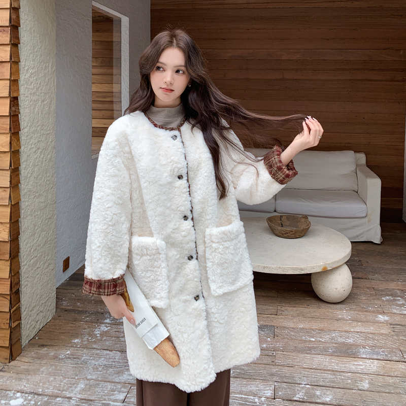 【新款现货】米白色格子拼接中长款皮毛外套B208-9097-P195K298，女装短外套，浙宝208